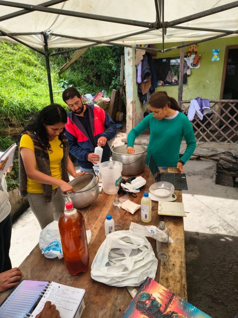 En Guachapala elaboran shampoos a base de miel que producen de forma artesanal. El MAG da capacitación.