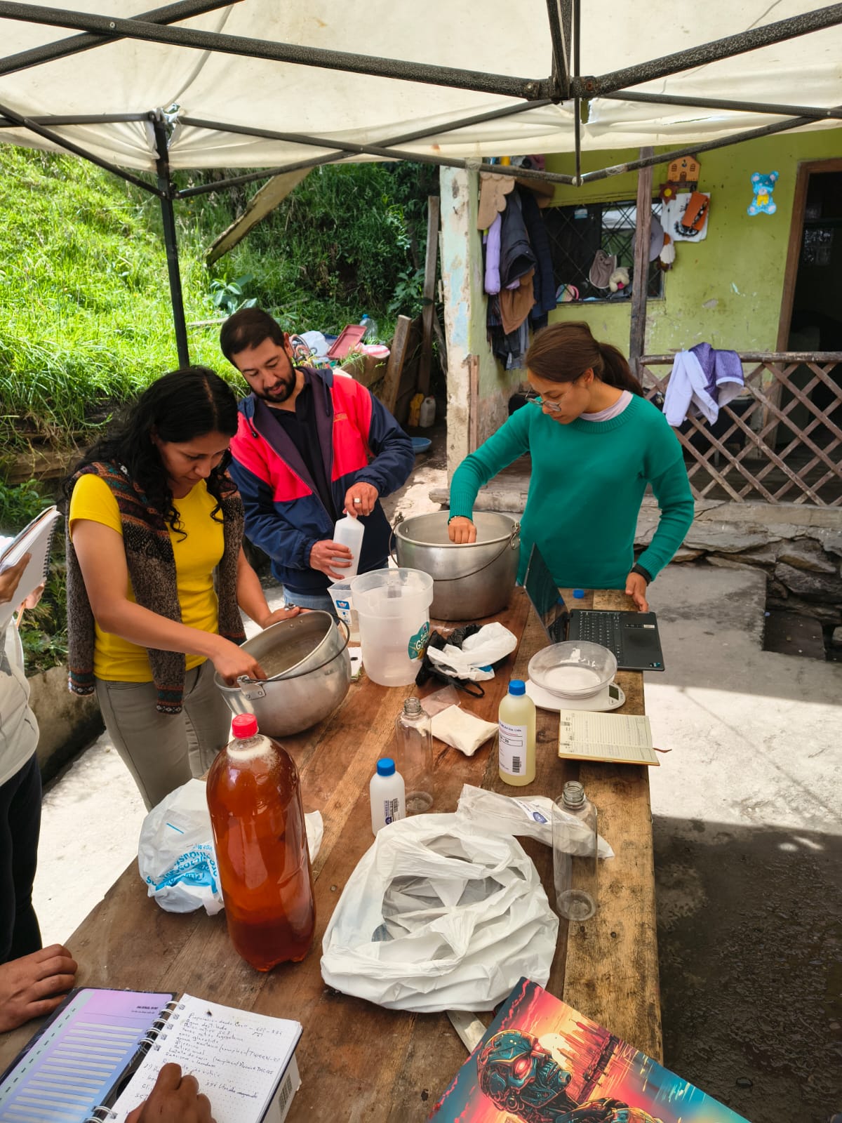 En Guachapala elaboran shampoos a base de miel que producen de forma artesanal. El MAG da capacitación.