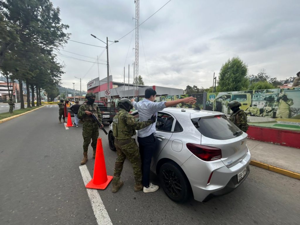 Fuerzas Armadas hacen control de armas y explosivos en Azogue, Cañar. El objetivo es prevenir hechos delictivos.