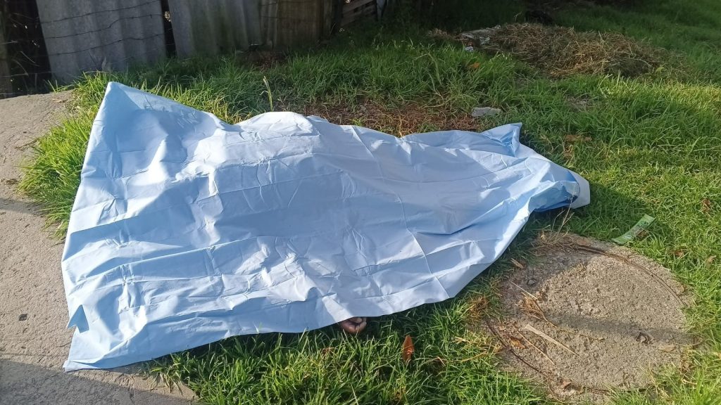 Hallan cadáver de un hombre junto a una casa en La Compañía, en Cuenca. La Policía Nacional investiga.