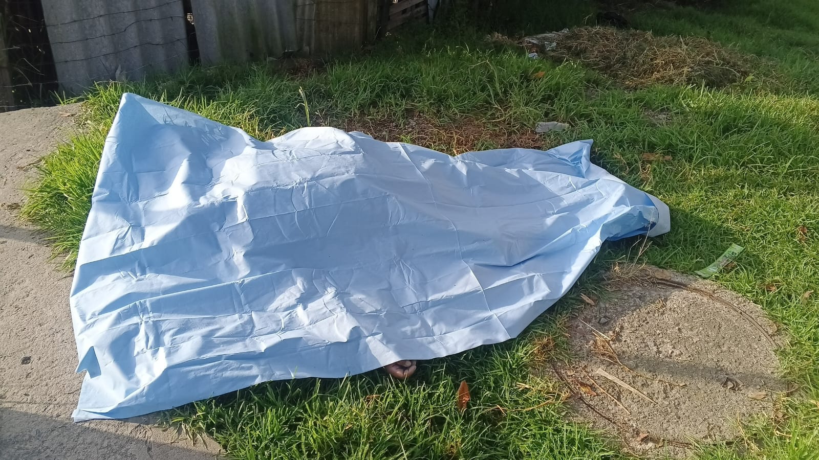 Hallan cadáver de un hombre junto a una casa en La Compañía, en Cuenca. La Policía Nacional investiga.