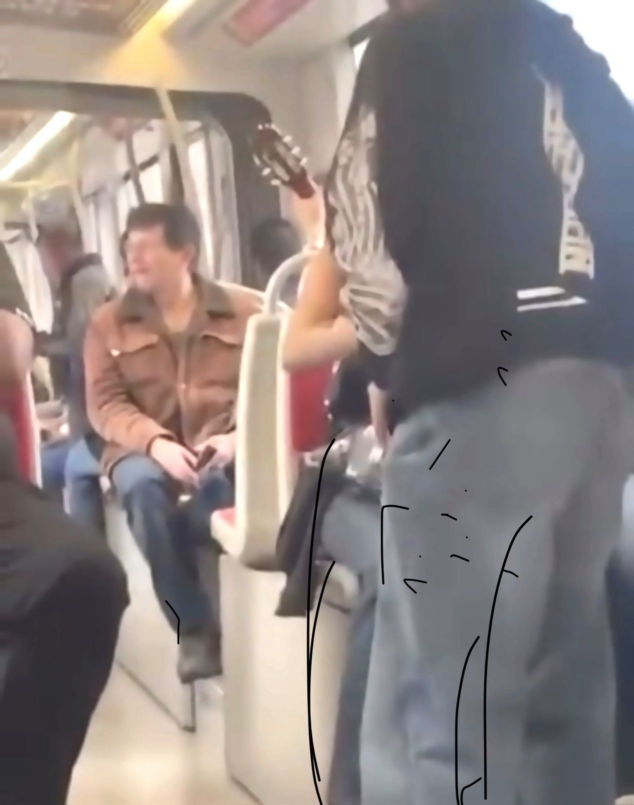 Tranvía de Cuenca: ordenanza prohíbe cantar y ventas. Se reportó un incidente con un ciudadano que subió con una guitarra.