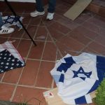 En el lugar dejaron banderas de Estados Unidos e Israel. Foto cortesía