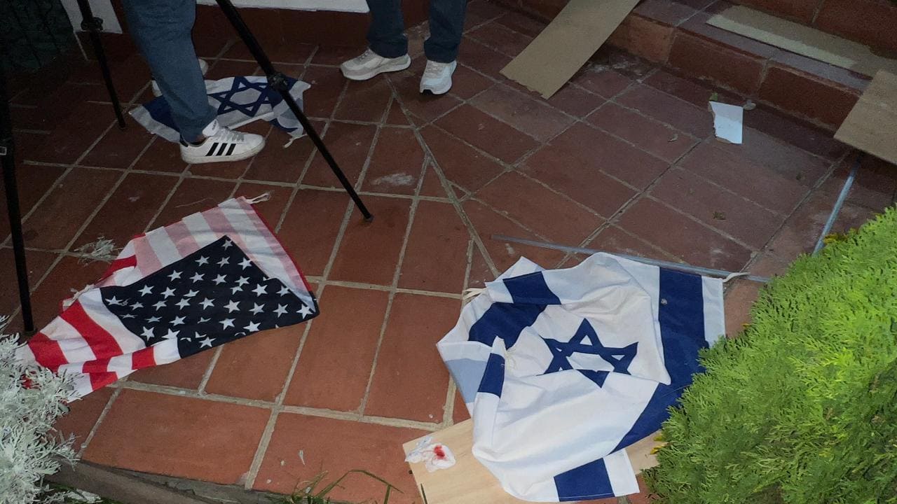 En el lugar dejaron banderas de Estados Unidos e Israel. Foto cortesía