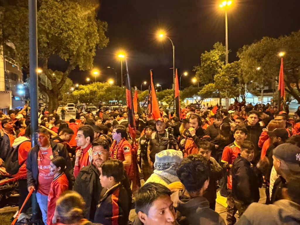 Hinchas del Deportivo Cuenca en el banderazo que se realizó la noche del 3 de febrero. Foto: Ismael Alvarado/El Mercurio