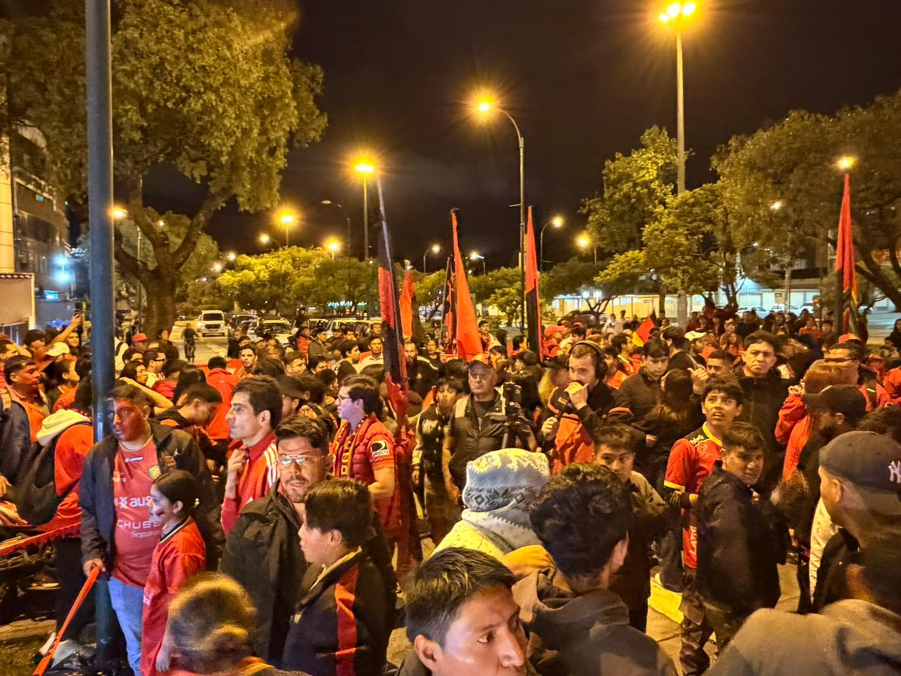 Hinchas del Deportivo Cuenca en el banderazo que se realizó la noche del 3 de febrero. Foto: Ismael Alvarado/El Mercurio