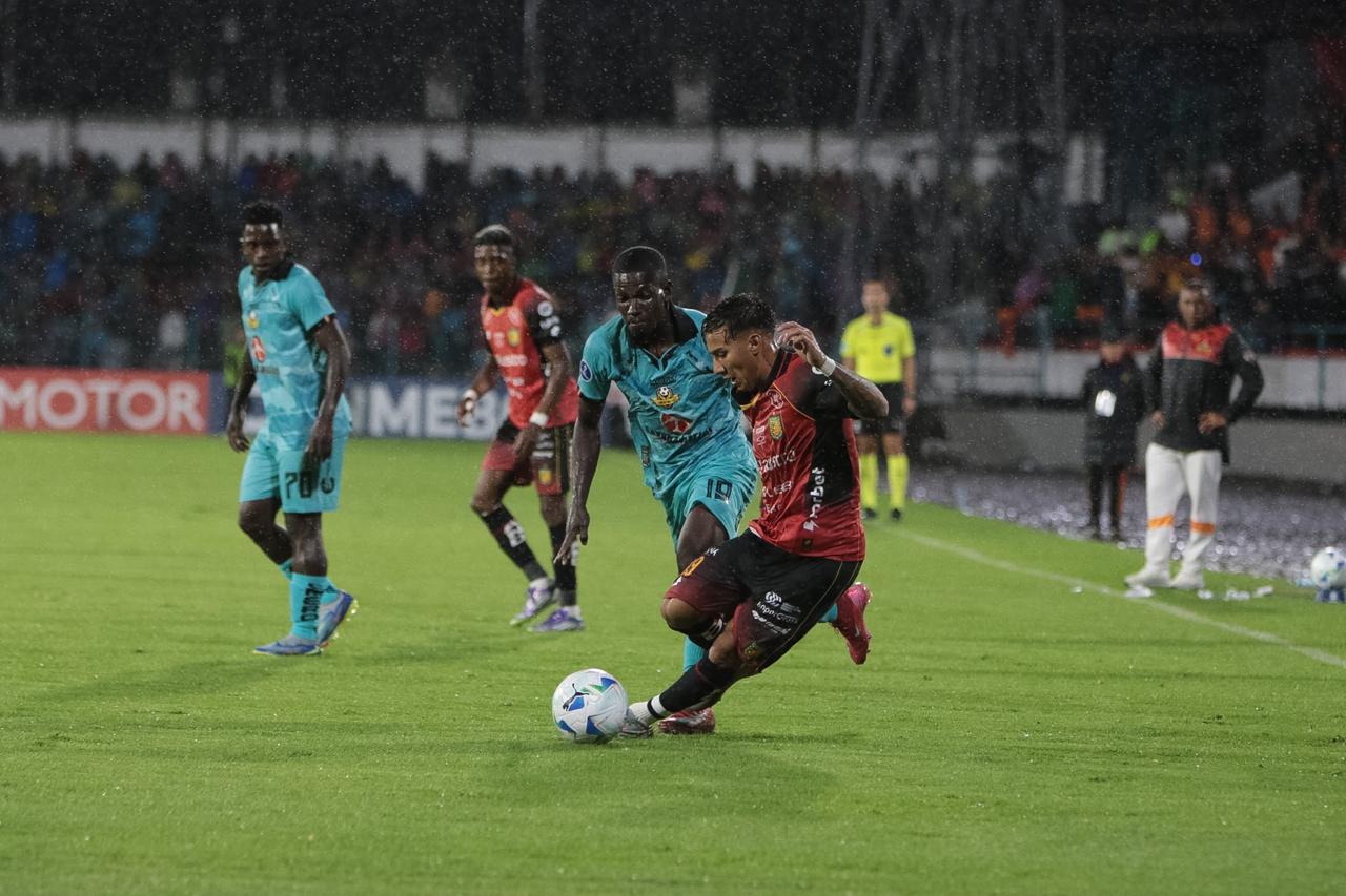 Deportivo Cuenca juega con Libertad esta noche por Copa Sudamericana. Foto: Xavier Caivinagua/El Mercurio