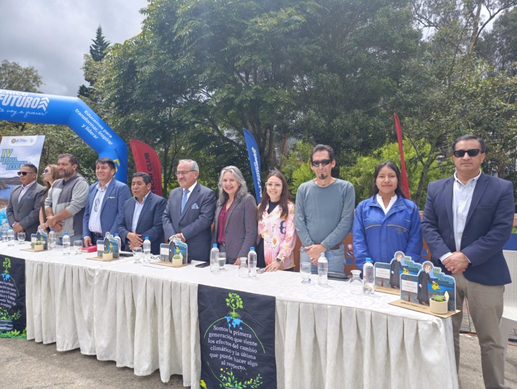 Autoridades en el lanzamiento de la Bienal Ecológica.