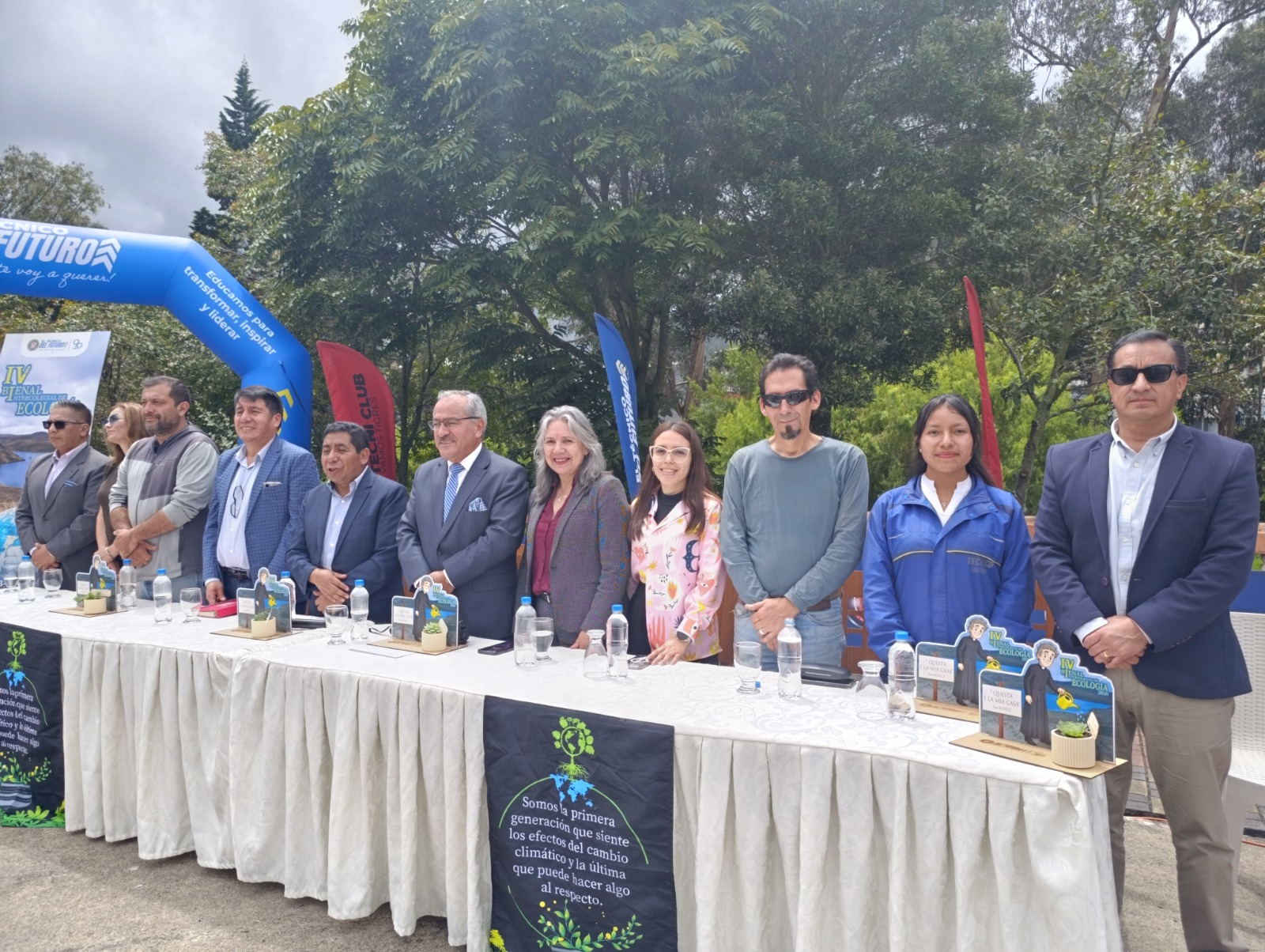 Autoridades en el lanzamiento de la Bienal Ecológica.