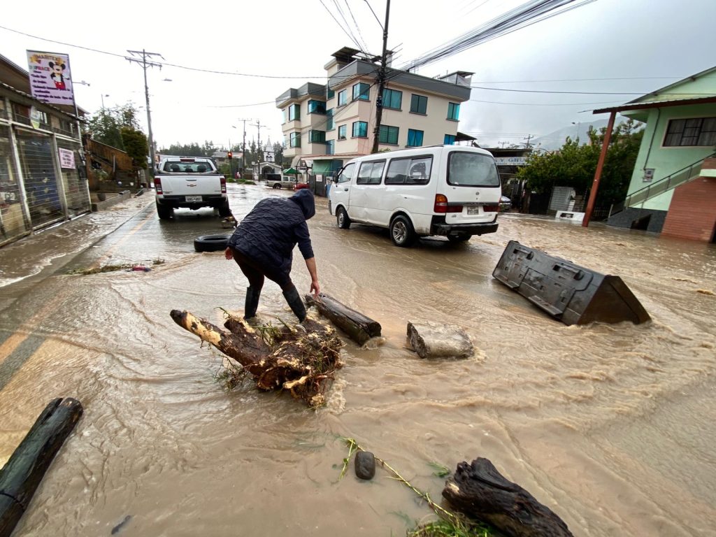 Desbordamiento de agua en Sayausí.
