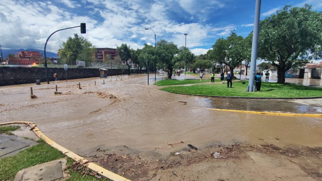 Río Yanuncay se desbordó