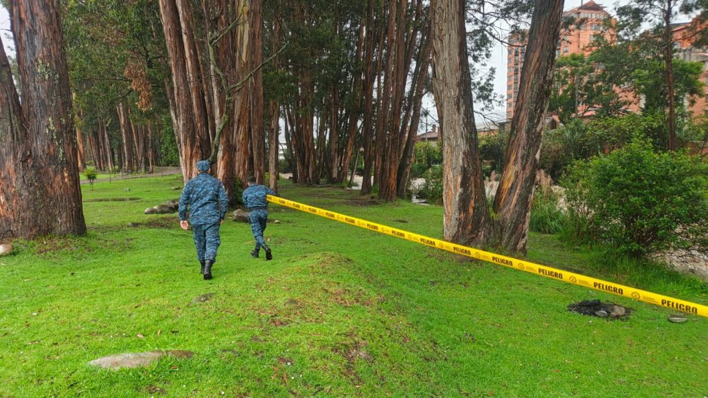 Colocan cintas a orillas de los ríos.