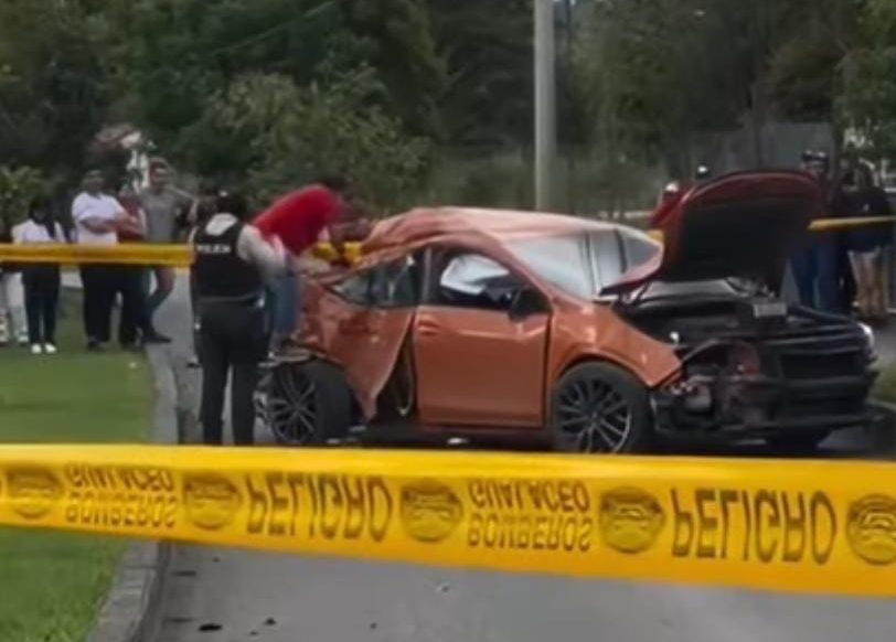 Vehículo se impactó contra un poste de energía eléctrica.