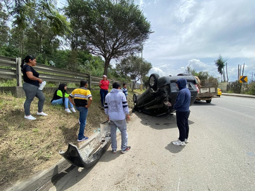 Automóvil se volcó en la autopista.