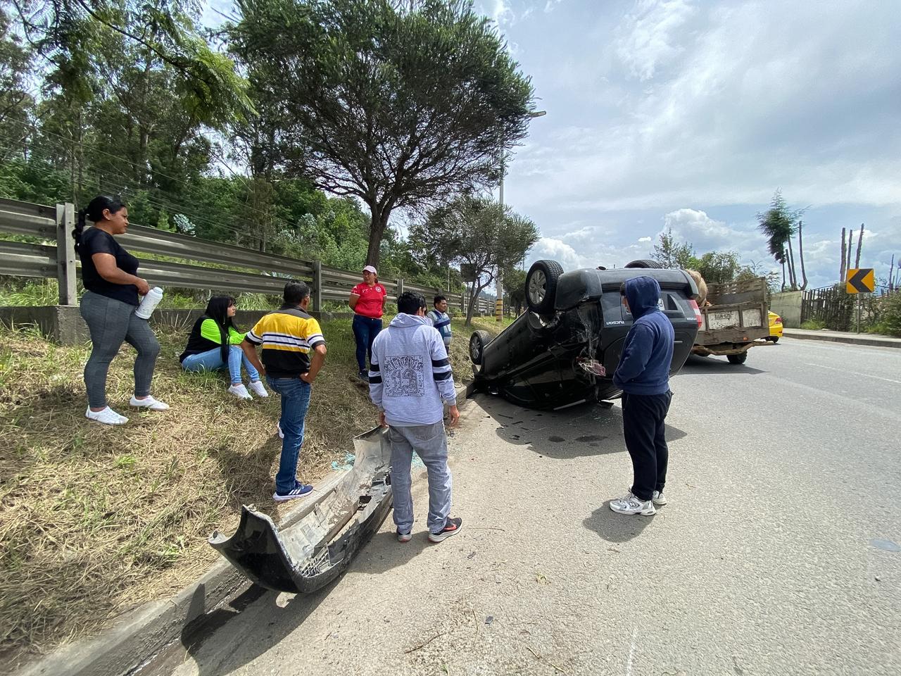 Automóvil se volcó en la autopista.