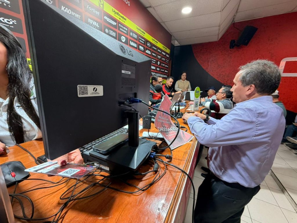 En las oficinas del club se venden los abonos para la Copa Sudamericana. Foto: El Mercurio