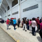 Cientos de personas han acudido a comprar sus abonos para ver los partidos del Deportivo Cuenca en la Copa Sudamericana. Foto: El Mercurio