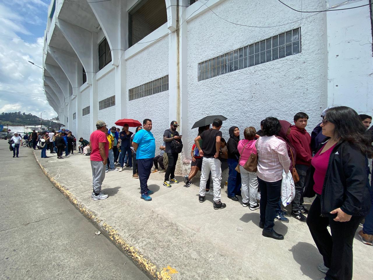 Cientos de personas han acudido a comprar sus abonos para ver los partidos del Deportivo Cuenca en la Copa Sudamericana. Foto: El Mercurio