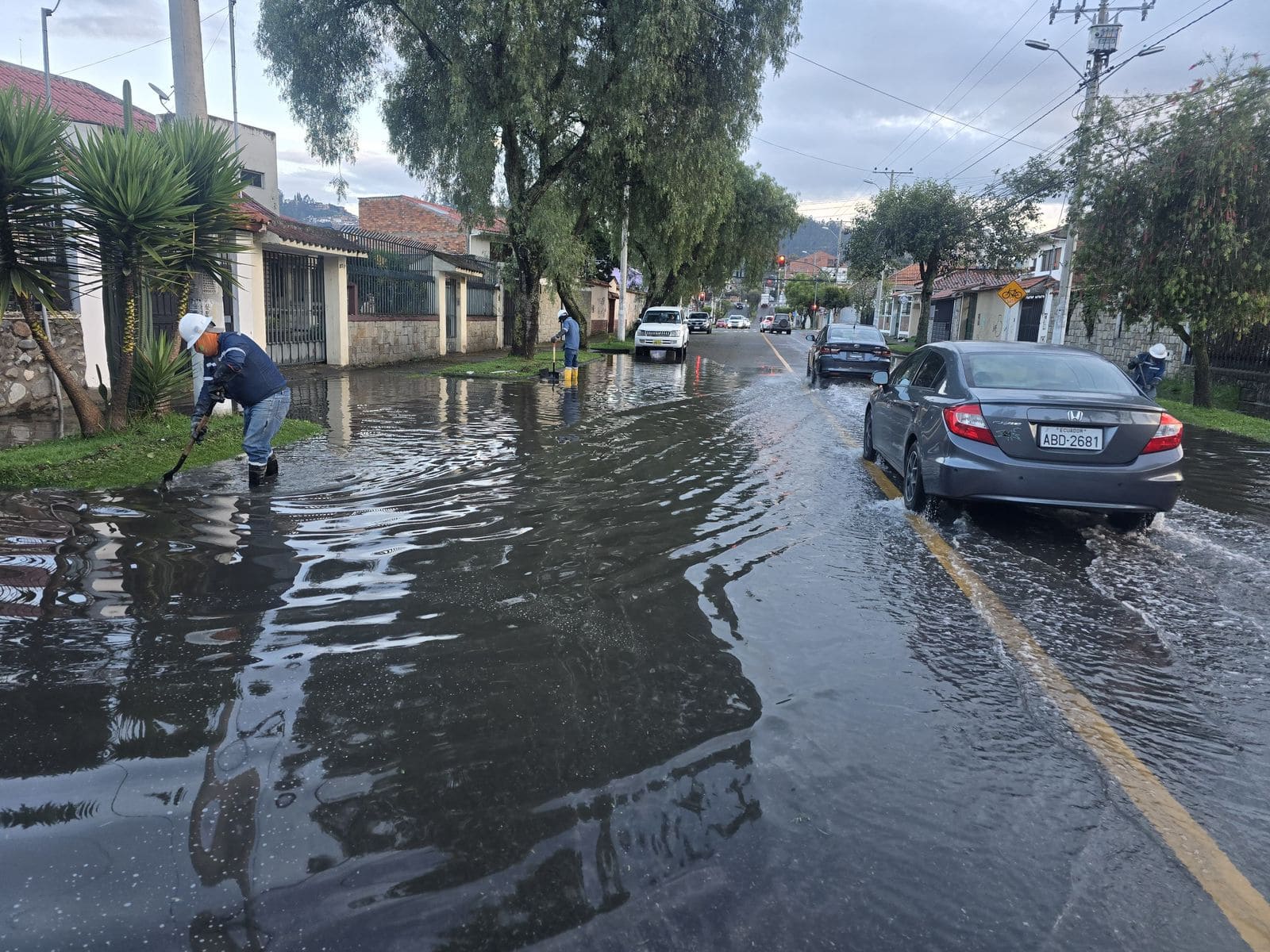 Las lluvias en las últimas horas han provocado una serie de problemas en Cuenca. Foto: ETAPA