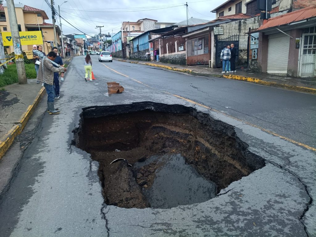 Cerca del centro parroquial de El Valle se formó un socavón. Foto: Bolívar Pérez/El Mercurio