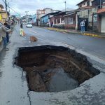 Cerca del centro parroquial de El Valle se formó un socavón. Foto: Bolívar Pérez/El Mercurio