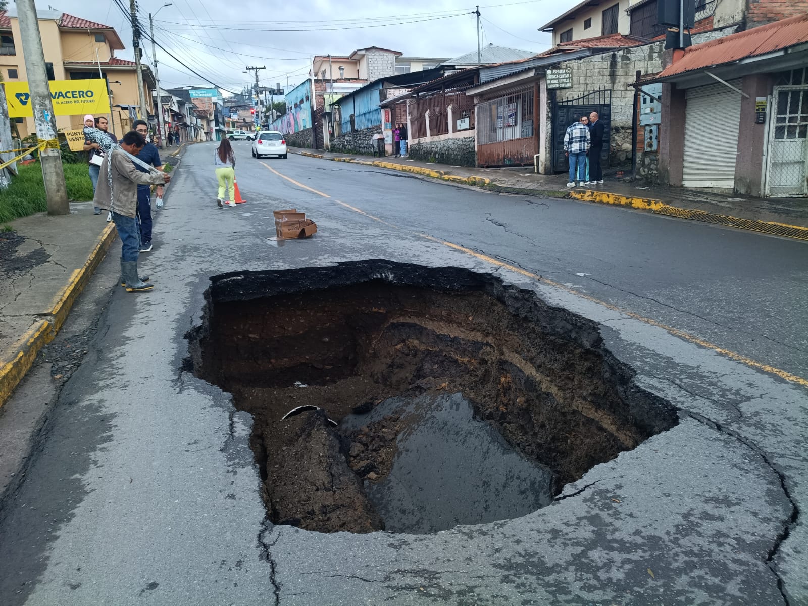 Cerca del centro parroquial de El Valle se formó un socavón. Foto: Bolívar Pérez/El Mercurio