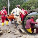 Personal del cuerpo de Bomberos de Girón recató a dos adultos mayores y tres personas afectadas por el aluvión.
