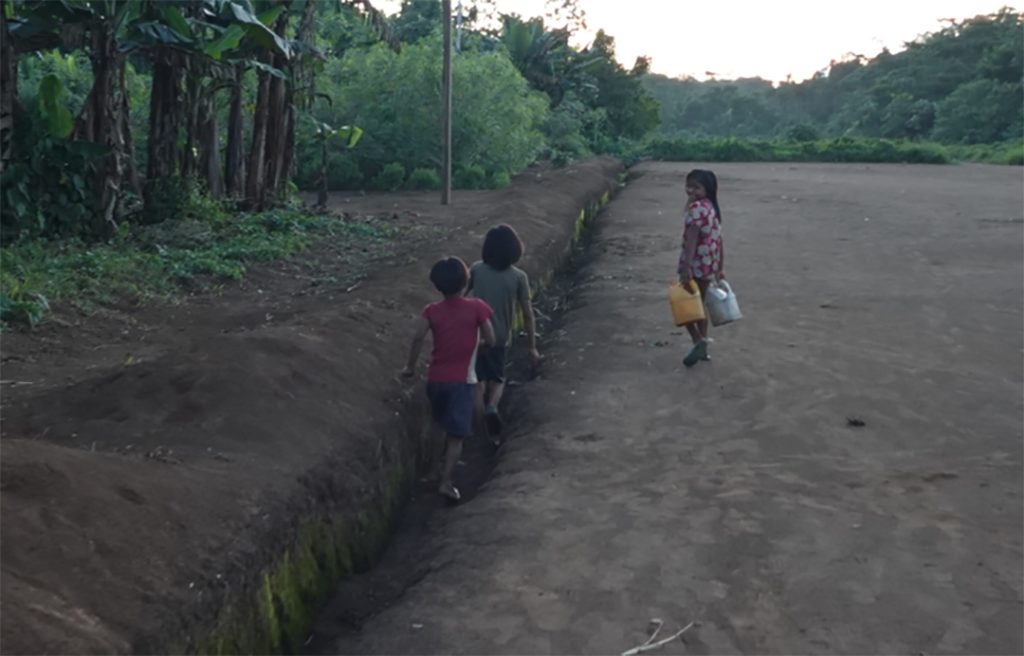 En la comunidad Mashuim, parroquia Huasaga, cantón Taisha, los niños consumen el agua que obtienen de un pequeño río cercano. /FCS