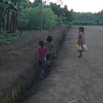 En la comunidad Mashuim, parroquia Huasaga, cantón Taisha, los niños consumen el agua que obtienen de un pequeño río cercano. /FCS