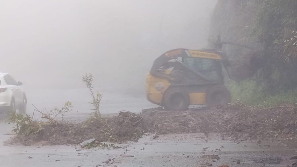 Derrumbe en la vía Cuenca-Molleturo.