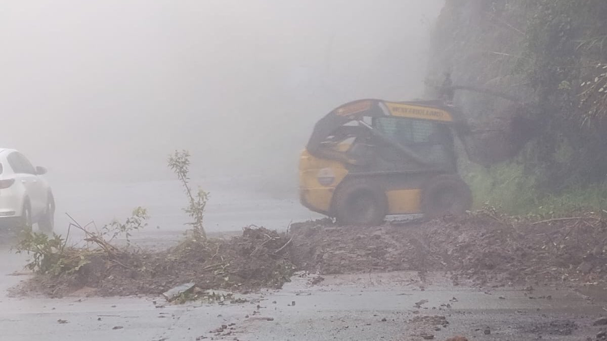 Derrumbe en la vía Cuenca-Molleturo.