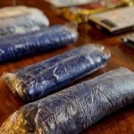 En Cuenca incautan 9.990 dosis de cocaína en agencias de envíos de encomiendas. La Policía Nacional investiga.