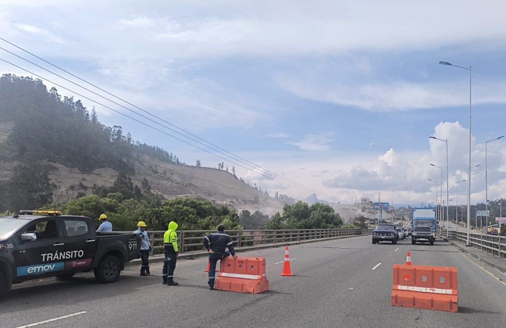 La EMOV se ubicará en los cierres de las vías para desviar el tránsito dee vehículos. Foto: EMOV