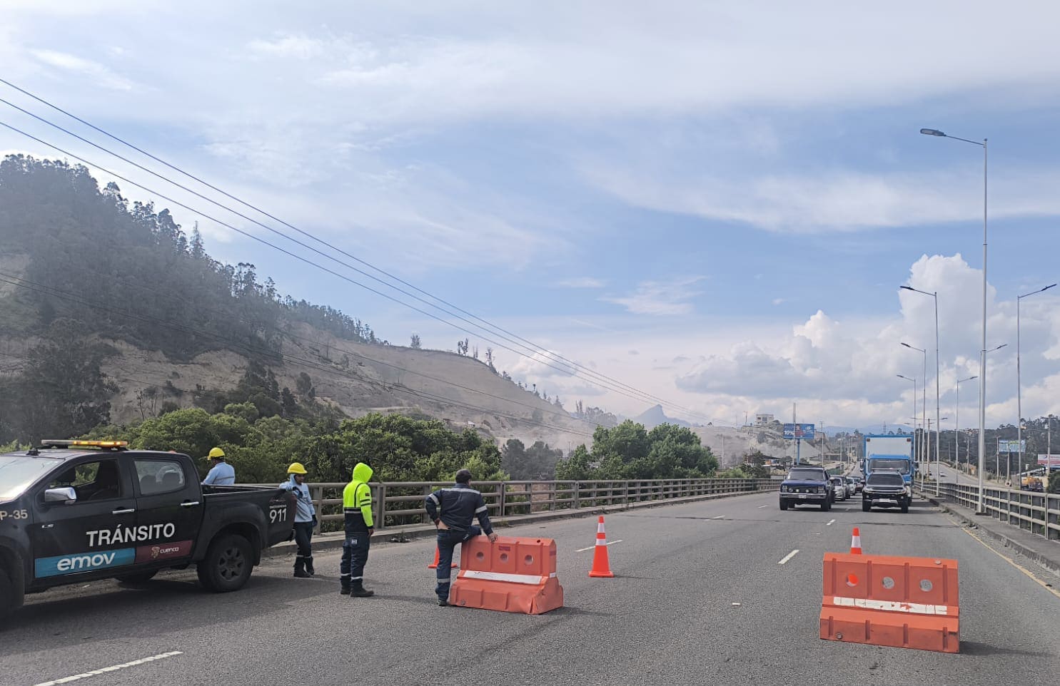 La EMOV se ubicará en los cierres de las vías para desviar el tránsito dee vehículos. Foto: EMOV