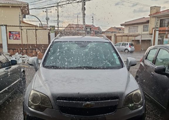 Granizo y lluvia en la ciudad de Cuenca.