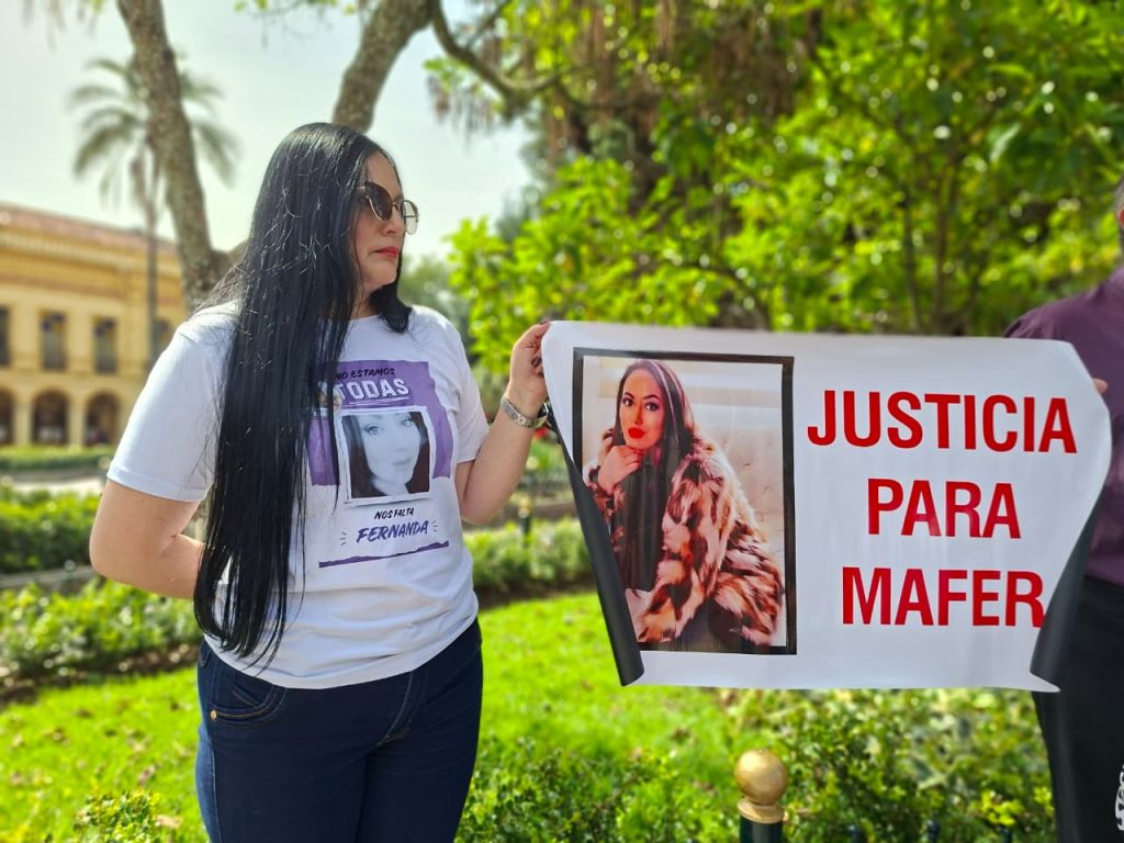 Familiares de María Fernanda López exigieron justicia este 4 de marzo en Cuenca. Foto: El Mercurio