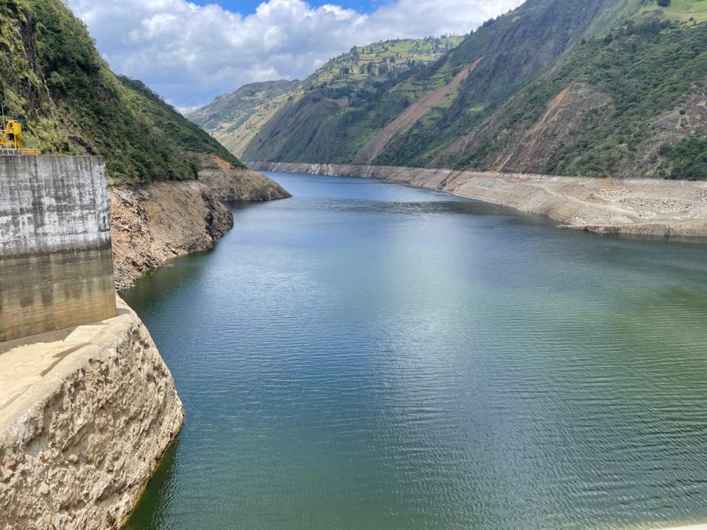 Bajan caudales de represas de hidroeléctricas del río Paute, que aportan cerca del 38 % de electricidad que consume Ecuador.