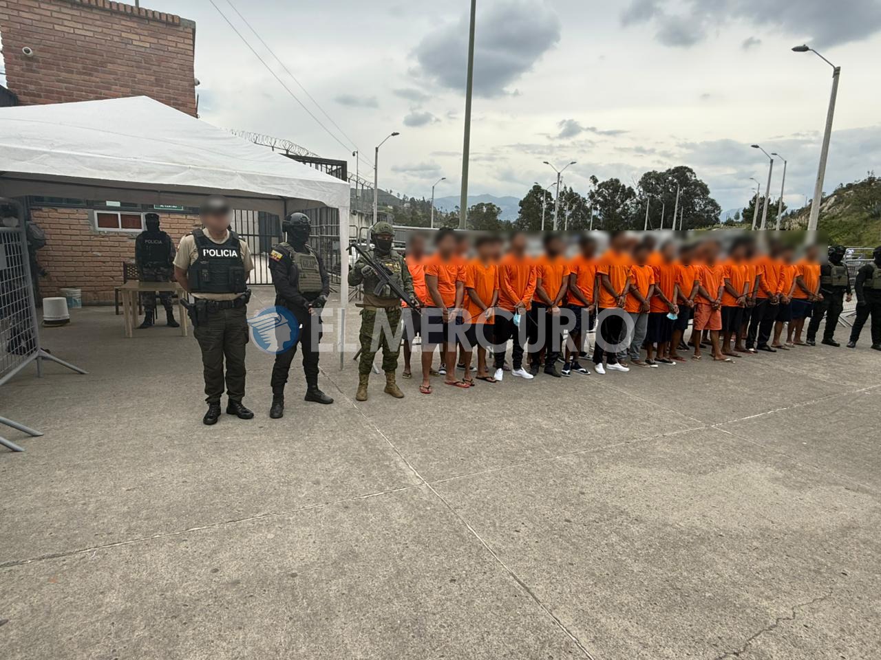 Presos de la cárcel de Esmeraldas llegaron a la cárcel de Cuenca. Para su traslado se armó un operativo especial.