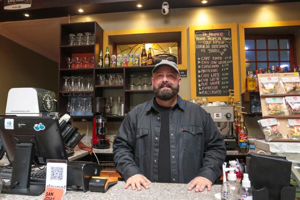 El viaje que terminó en su “plan de vida” en Cuenca para Adam Burton, de Texas.