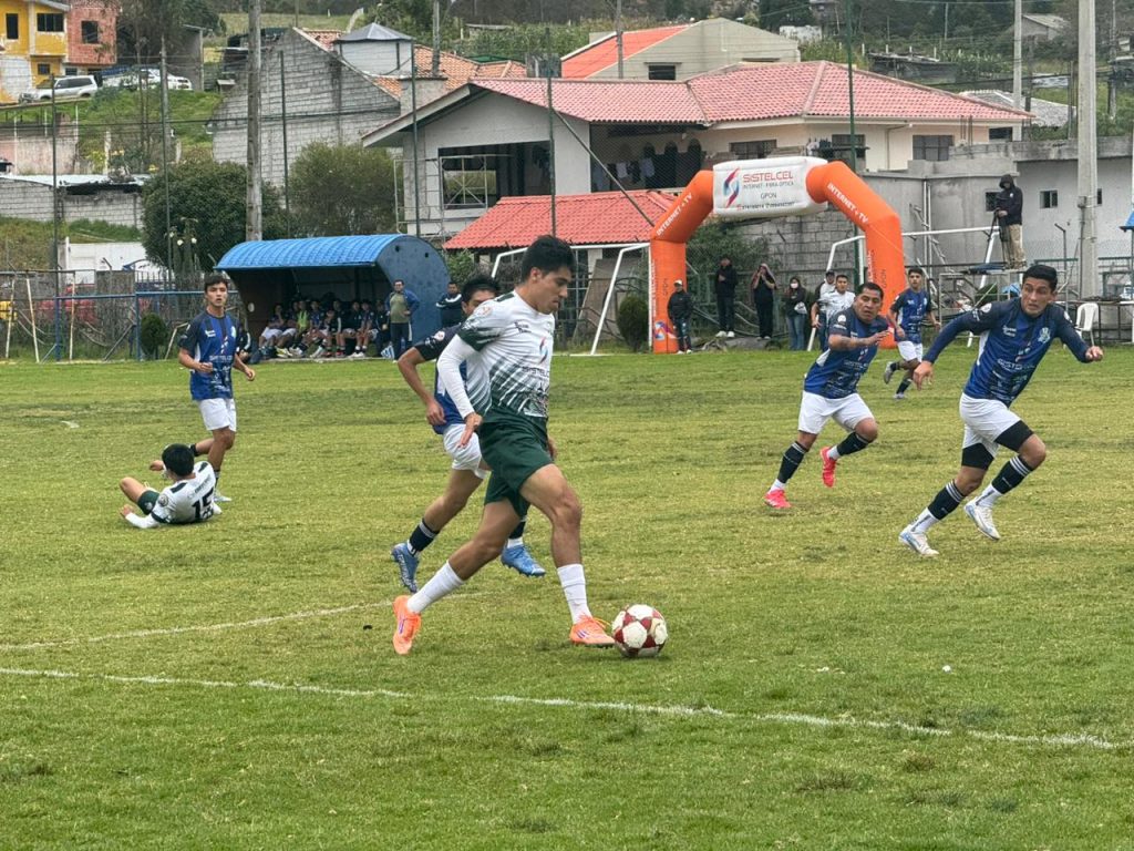 Incidencias de la victoria de Cumbe 4-2 sobre Paccha en el estadio Municipal de Tarqui. /KYY