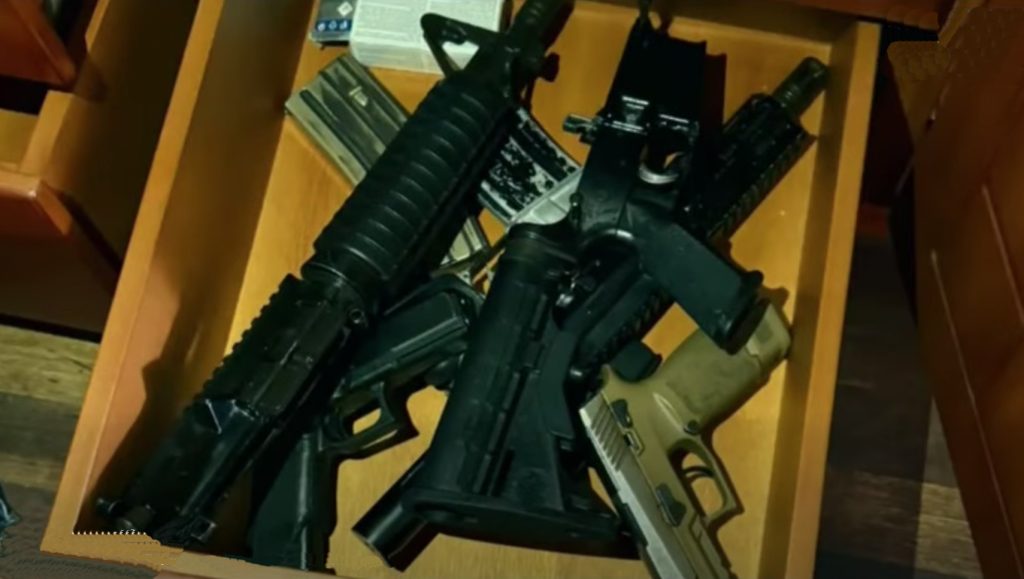 Armas de alto calibre fueron decomisadas durante un operativo ejecutado en la parroquia Ricaurte, al norte de Cuenca. /Cortesía