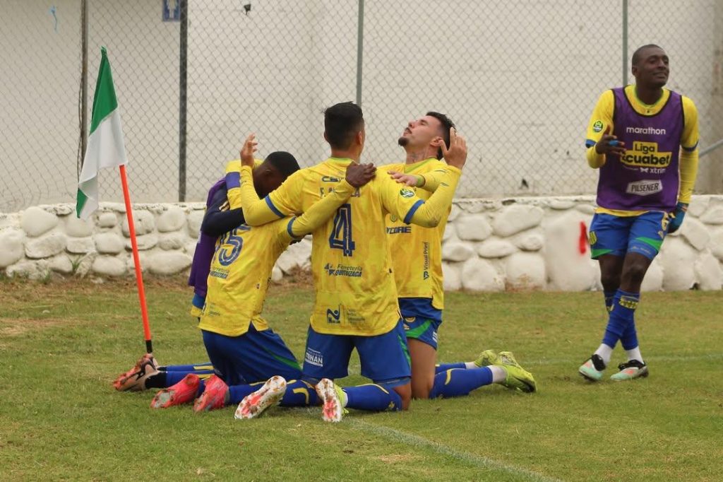 Jugadores de Gualaceo SC celebran el segundo gol de la victoria frente a Liga de Portoviejo. /Cortesía
