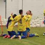 Jugadores de Gualaceo SC celebran el segundo gol de la victoria frente a Liga de Portoviejo. /Cortesía