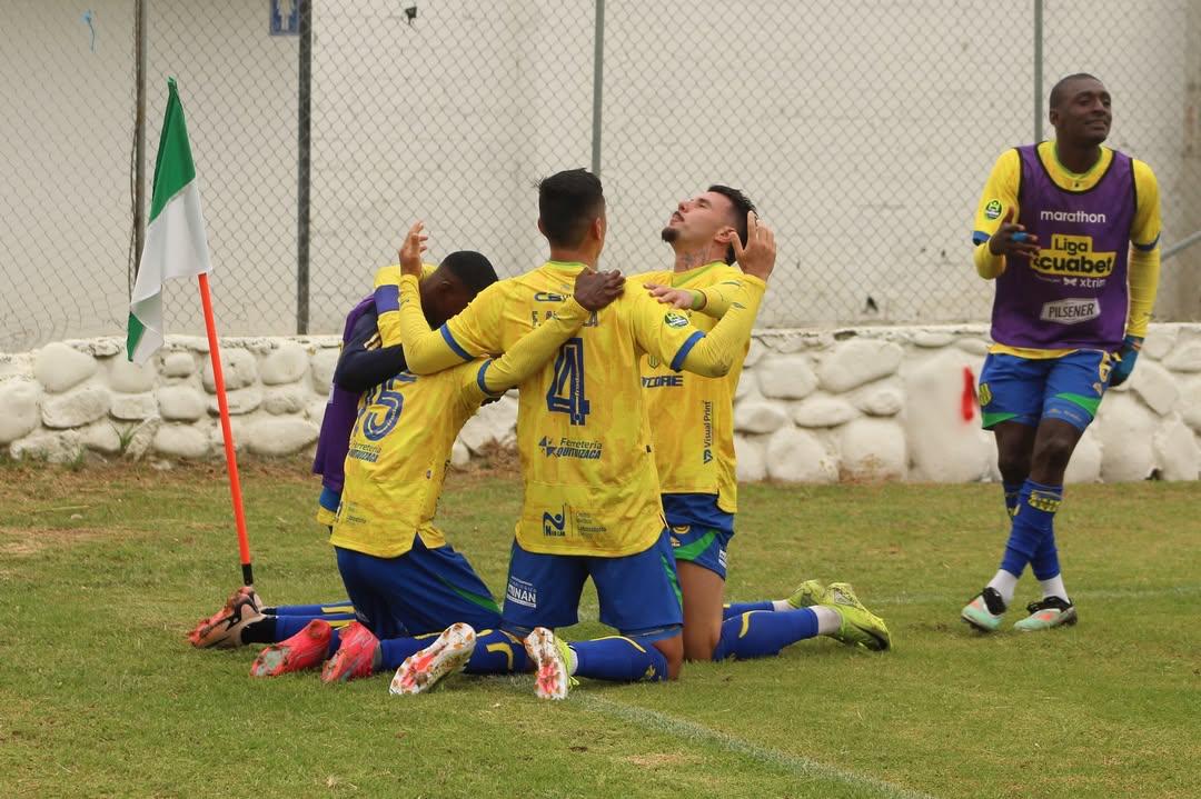 Jugadores de Gualaceo SC celebran el segundo gol de la victoria frente a Liga de Portoviejo. /Cortesía