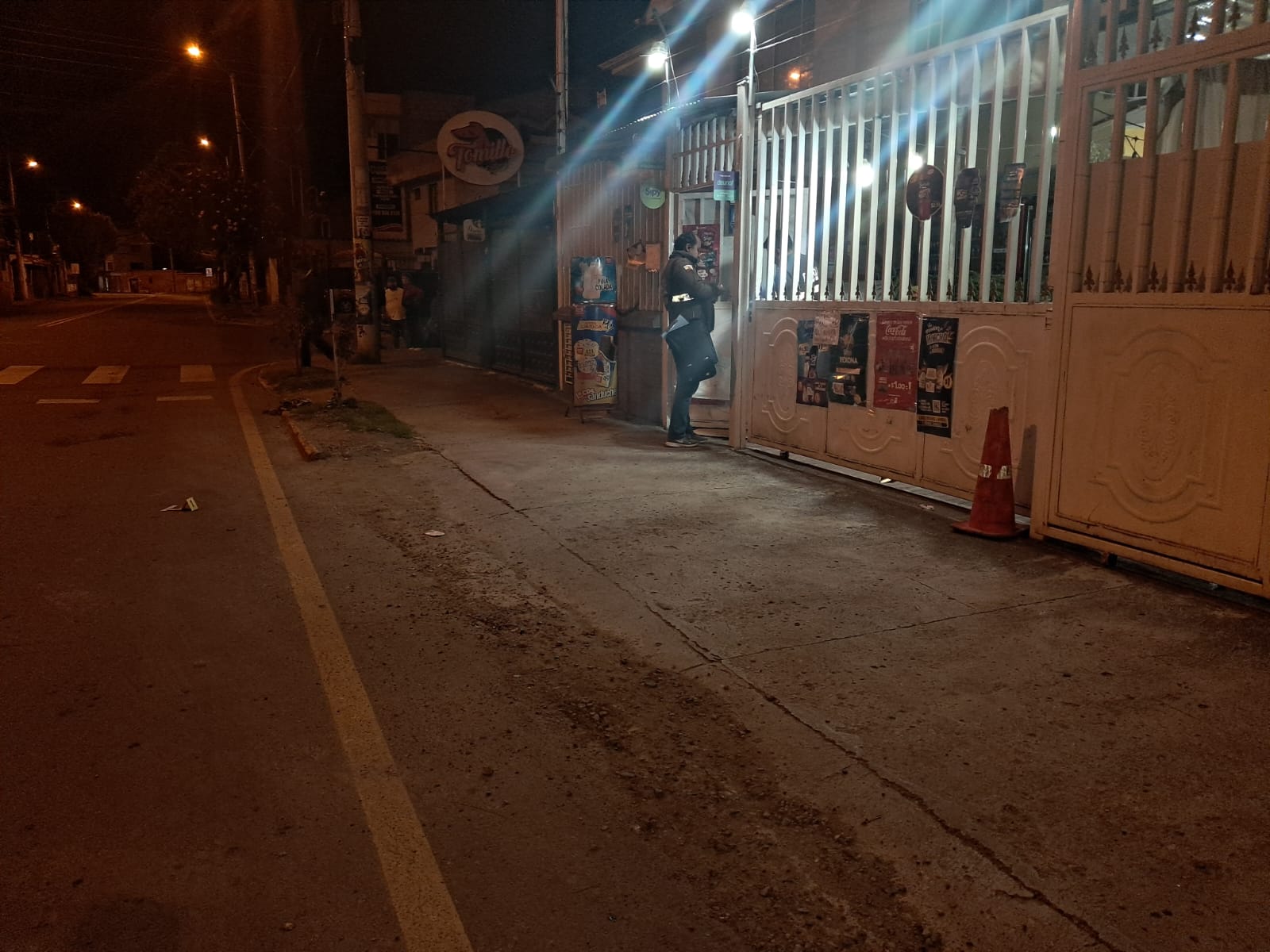 Sujetos asaltaron y dispararon en una tienda en Totoracocha. Los delincuentes se llevaron un teléfono celular.