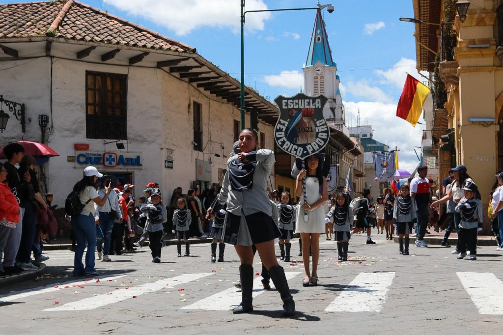 La mañana del sábado 18 de abril de 2026, estudiantes y exestudiantes le rindieron homenaje a la Escuela de Educación General Básica ‘Federico Proaño’, por las calles del Centro Histórico. /XCA