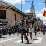 La mañana del sábado 18 de abril de 2026, estudiantes y exestudiantes le rindieron homenaje a la Escuela de Educación General Básica ‘Federico Proaño’, por las calles del Centro Histórico. /XCA