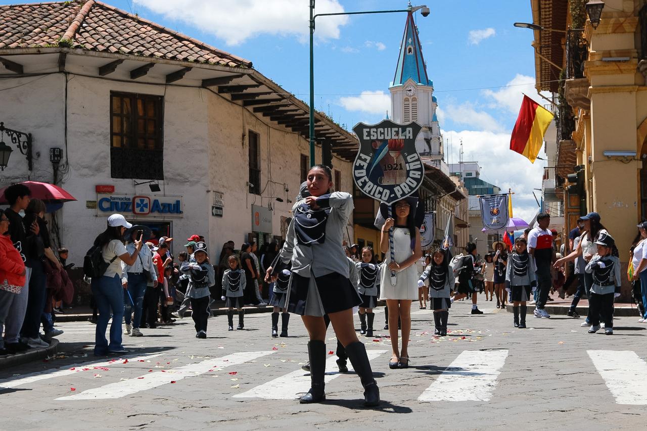 La mañana del sábado 18 de abril de 2026, estudiantes y exestudiantes le rindieron homenaje a la Escuela de Educación General Básica ‘Federico Proaño’, por las calles del Centro Histórico. /XCA