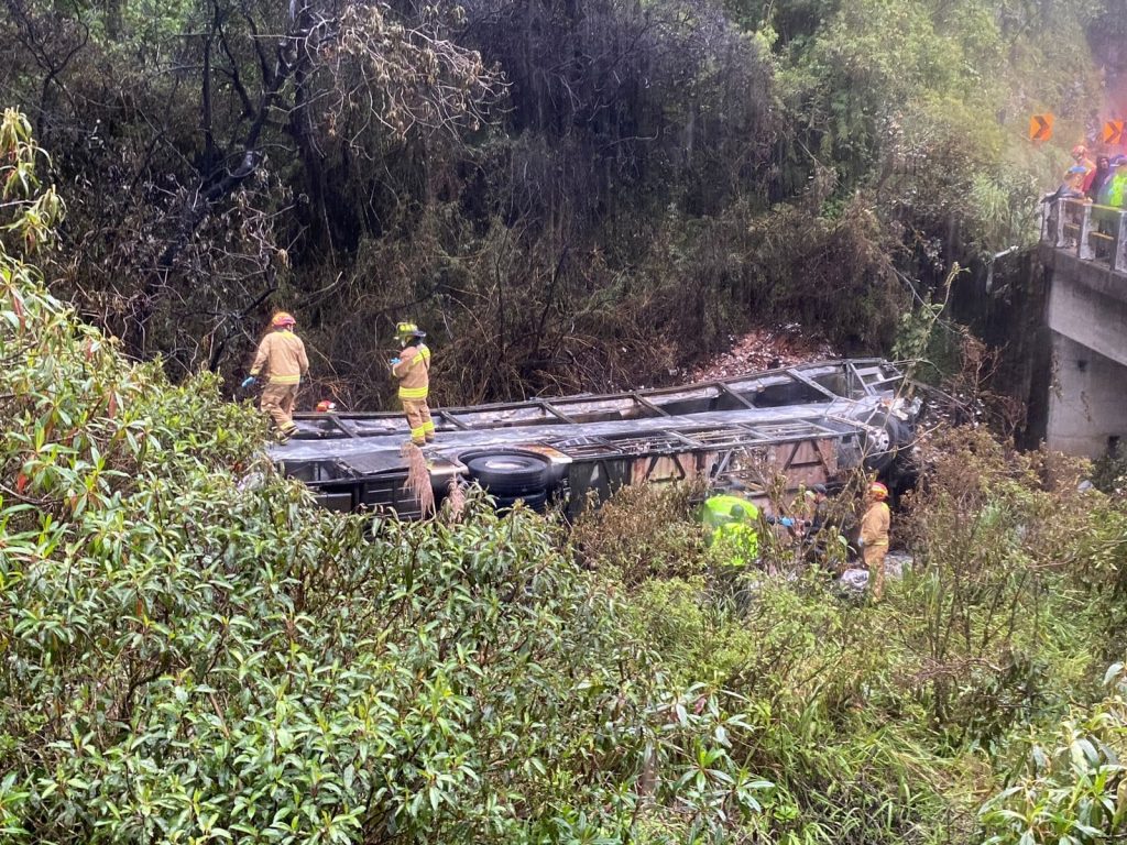 El bus se incendió tras el accidente. Foto: El Mercurio