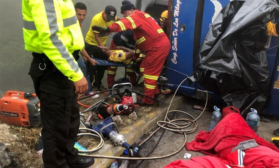 El bus en el que se movilizaban hinchas de Barcelona se volcó en agosto de 2018. Foto: Bomberos Cuenca